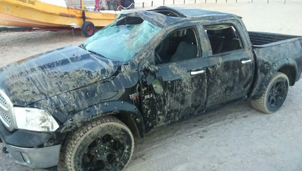 Destruyó una lujosa camioneta por lucirse en la playa