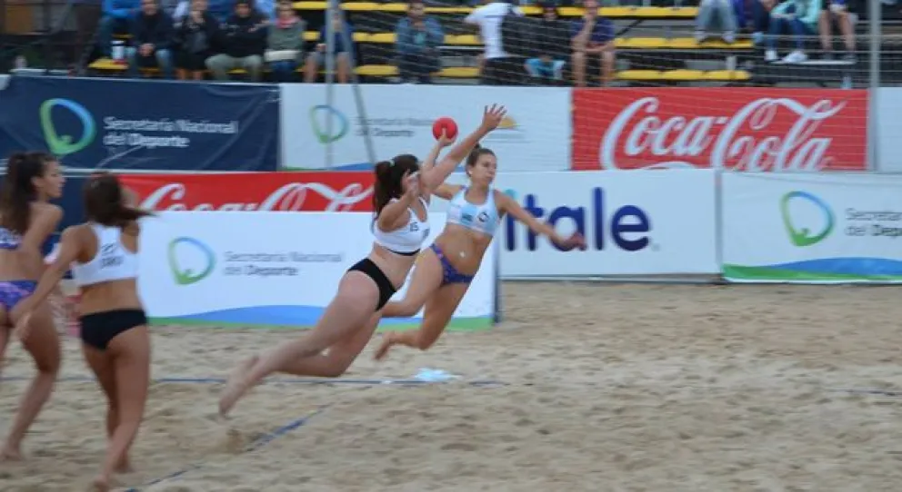 Con representantes locales, la selección de beach handball juega en Uruguay