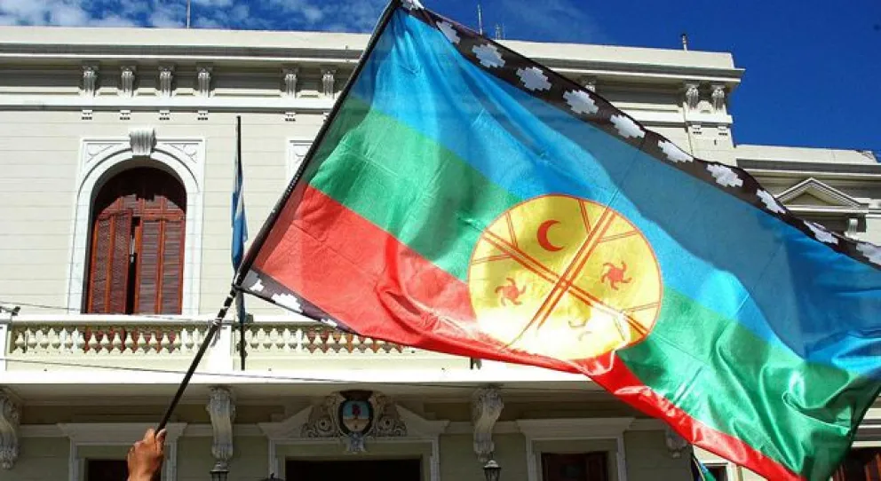 Bandera de pueblos originarios junto a la española