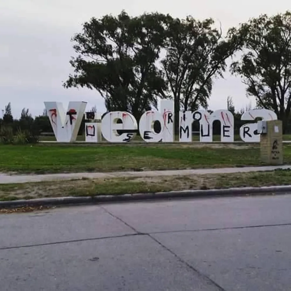 Pintadas en el cartel de Viedma
