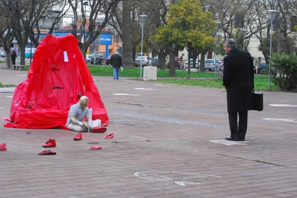Zapatos rojos contra la violencia de género y la trata de personas