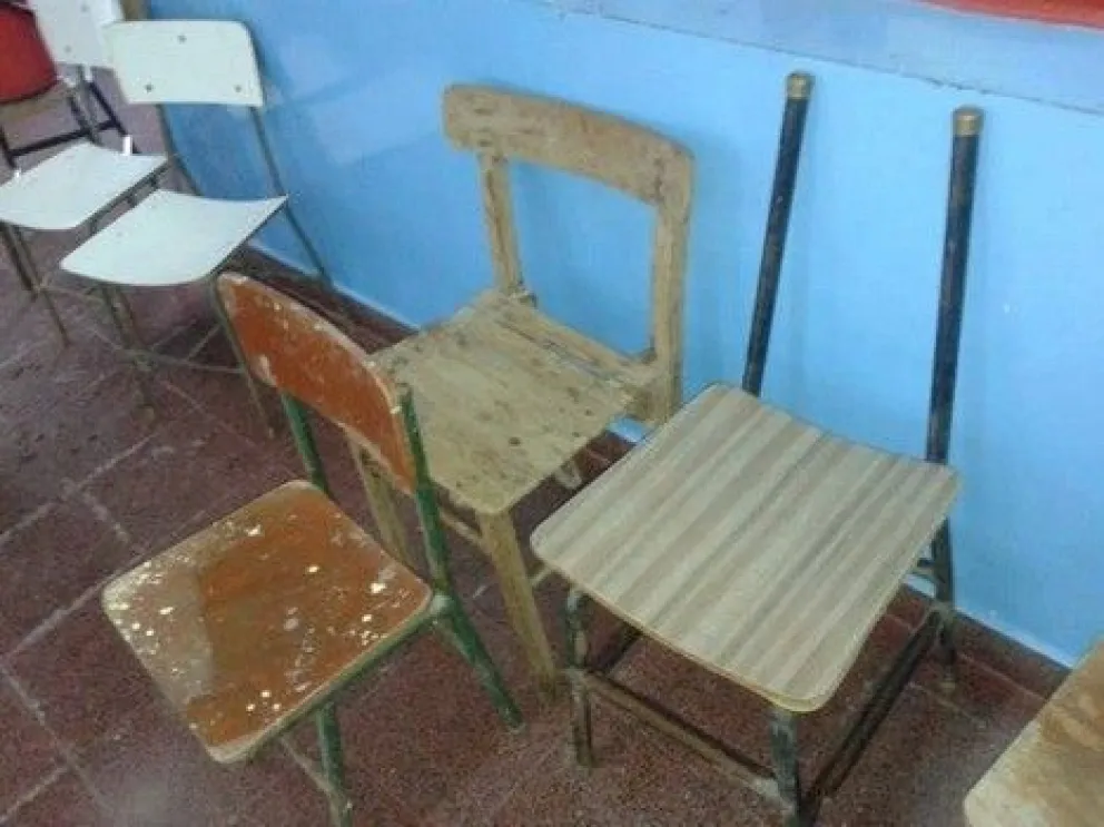 Estudiantes denuncian mobiliario en mal estado
