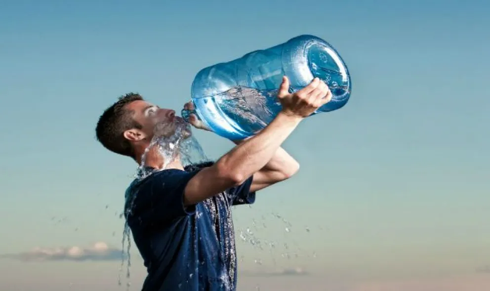 Hidratación extrema: los riesgos de tomar agua en exceso