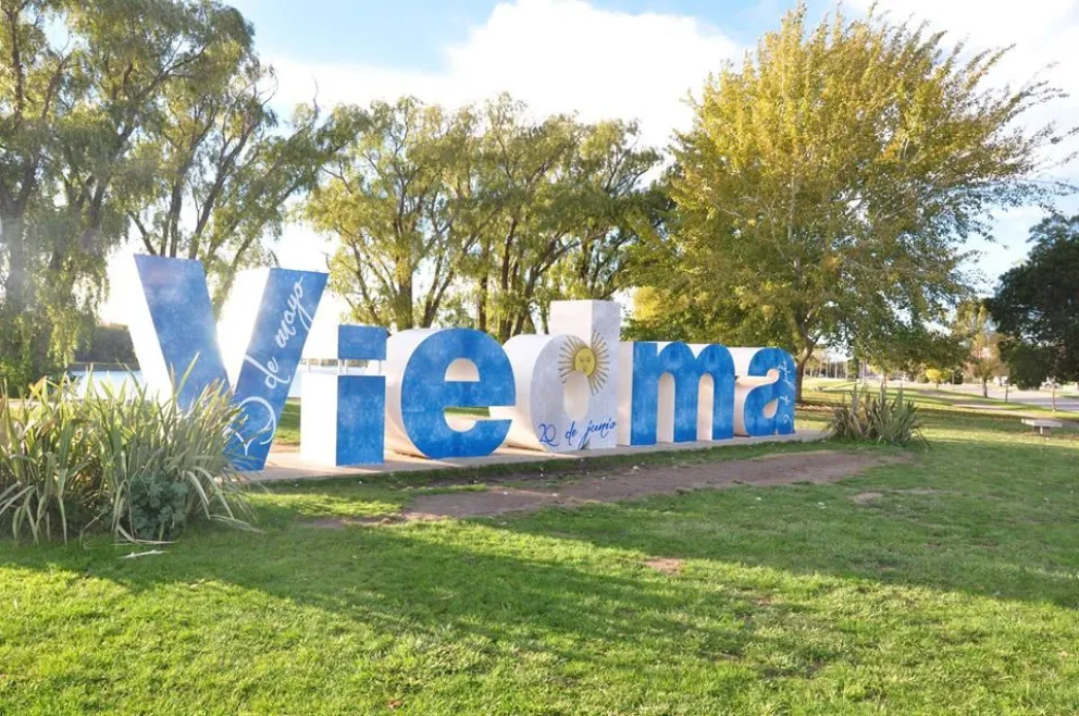 El cartel de Viedma se “vistió” acorde a la fecha