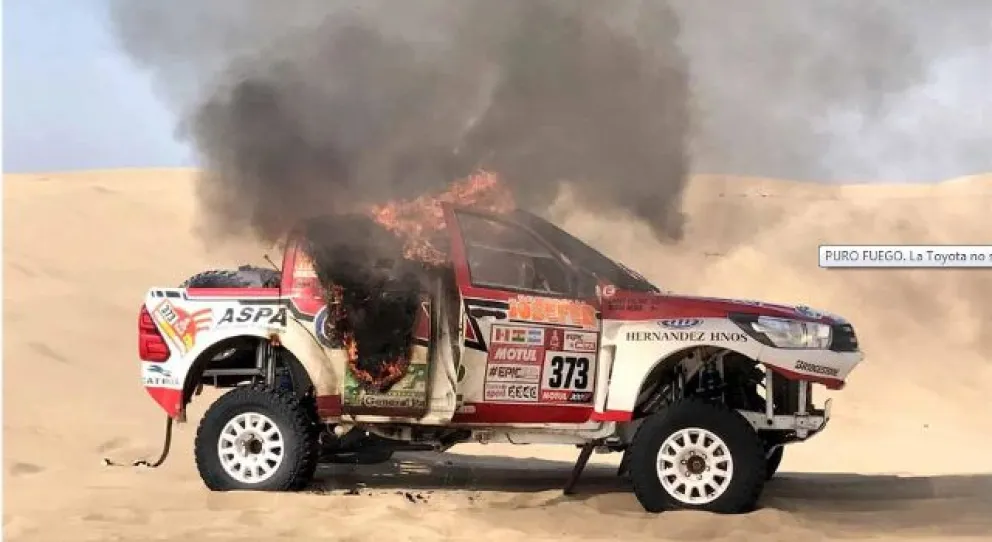 Dakar: Se incendió la camioneta de Alicia Reina y tuvo que abandonar