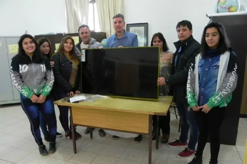 Tres secundarias de Viedma recibieron un televisor de Educación