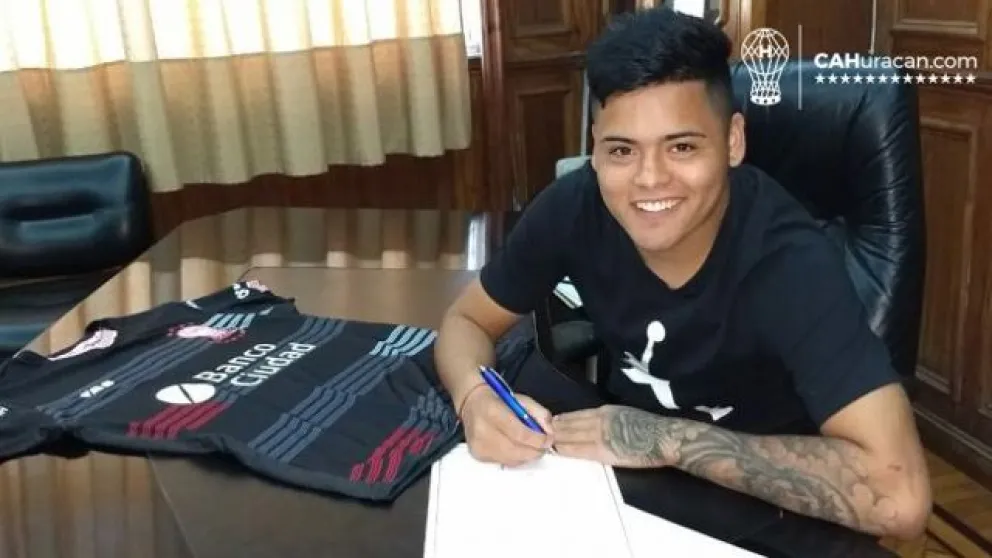 Agustín Curruhinca renovó su contrato con Huracán