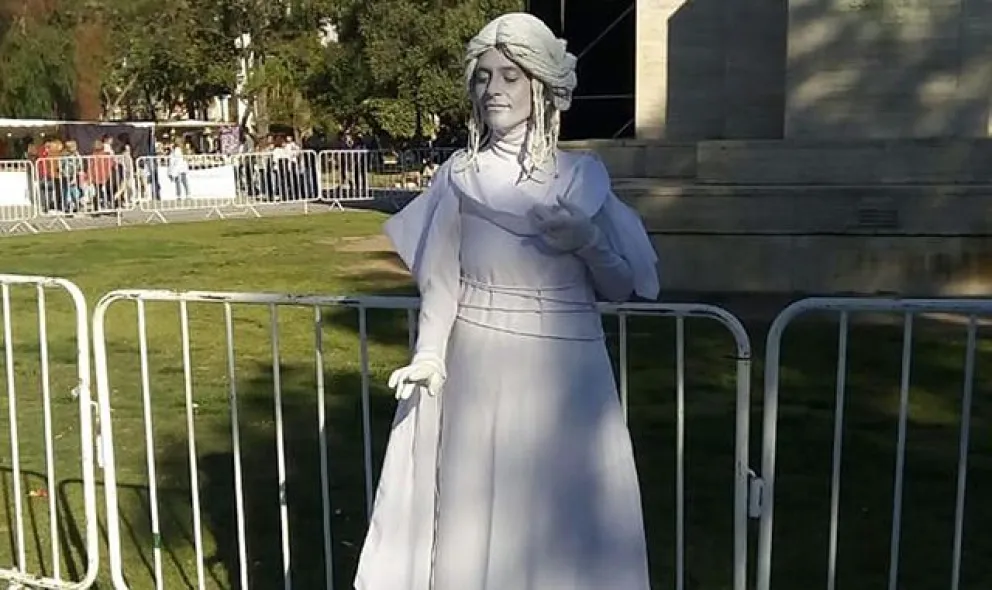 Estatuas Vivientes en Viedma: el arte al alcance de todos