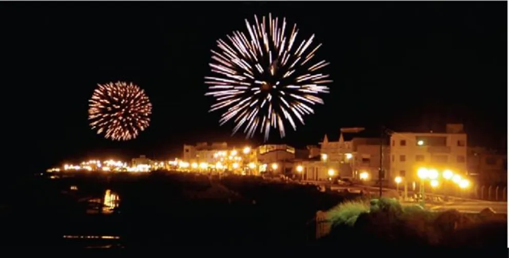 Las Grutas recibe el año con fuegos artificiales