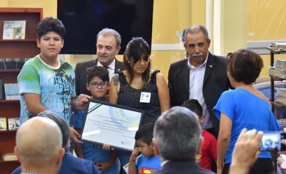 Familiares de Julieta Vinaya recibieron el diploma de “ciudadana ilustre”, a dos meses de su partida