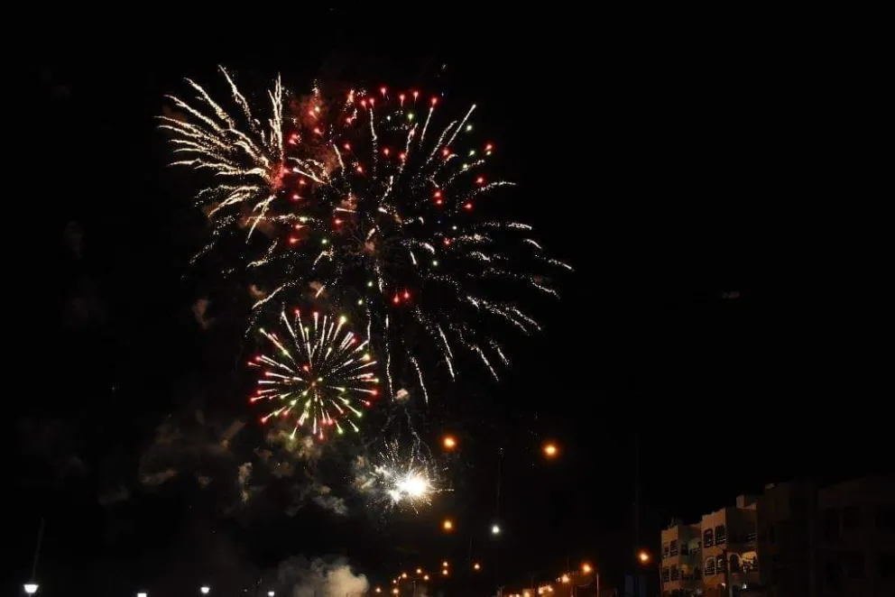 Las Grutas recibió el año a puro baile y fuegos artificiales