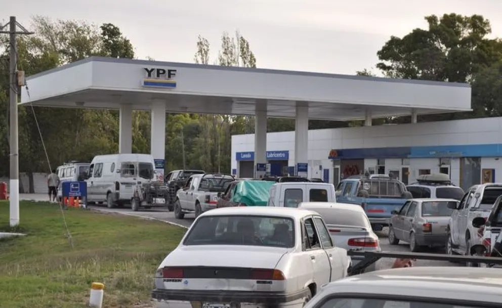 Una buena: YPF bajó hasta un 3,2 por ciento el precio del combustible