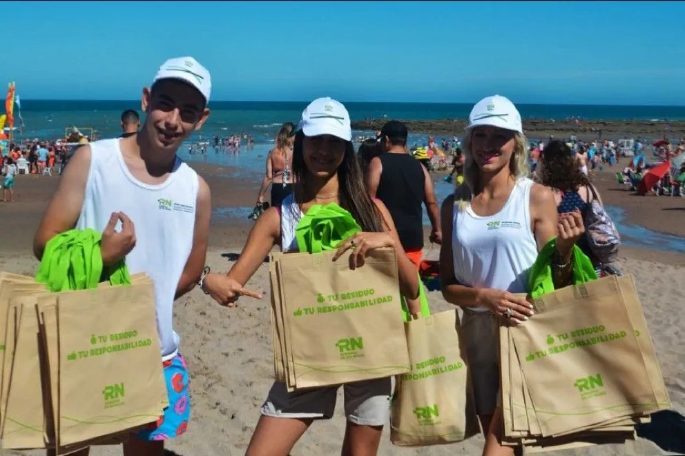 Entregan bolsas en las playas para concientizar el cuidado ambiental