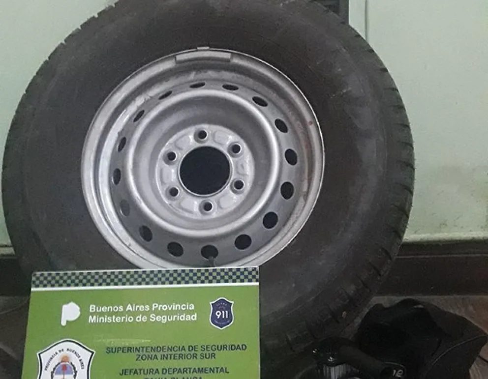 Se descuidó unos minutos y le robaron la rueda de auxilio