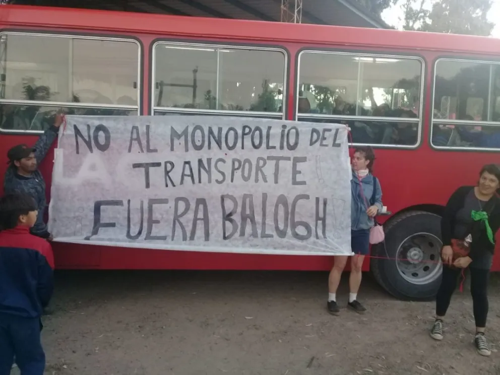 Usuarios de colectivos protestaron contra Balogh