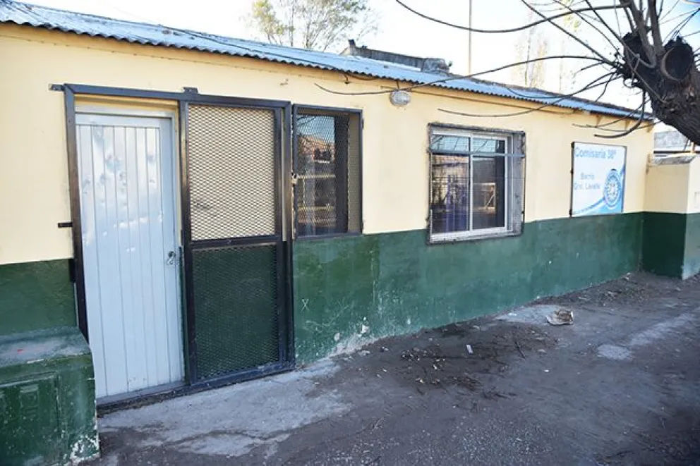 Vestidos de policías irrumpieron en una casa para robar