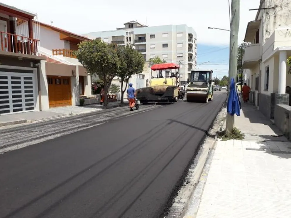 Se reasfaltan varias cuadras de la calle Colón