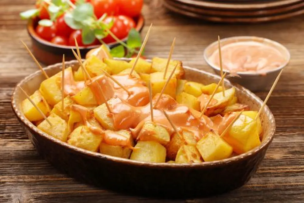 Cocinar en familia: papas bravas