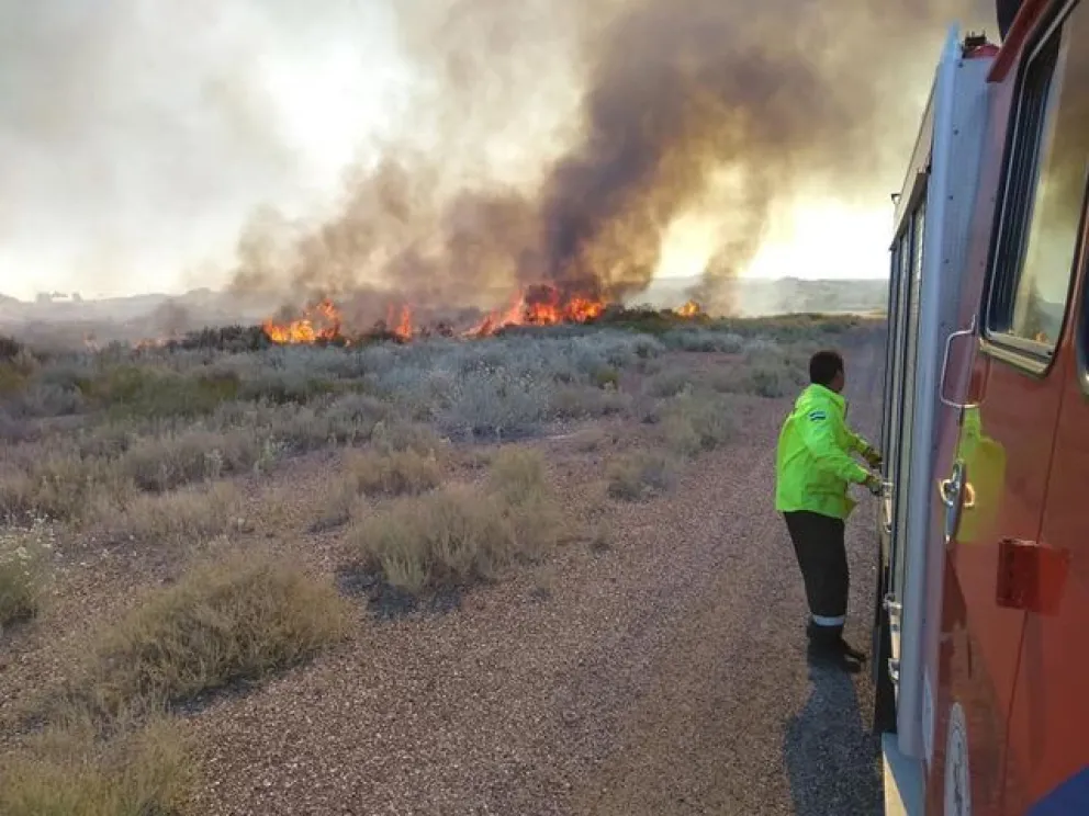 Combatieron durante más de 14 horas un importante incendio de campos