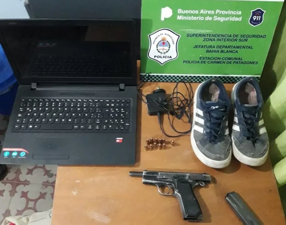 Le robaron el arma reglamentaria a una policía