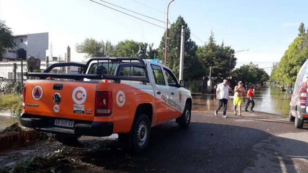Salió agua con gasoil de las cloacas de un barrio cipoleño