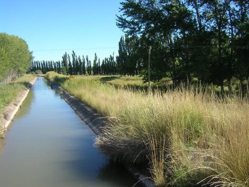 Hallan un cuerpo sin vida en una canal de riego