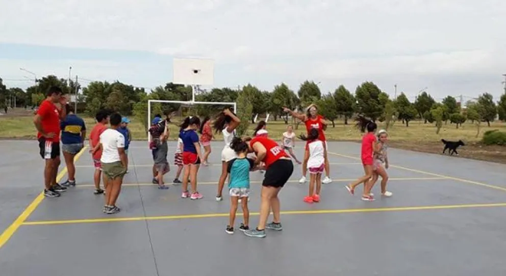 Se inauguró un playón deportivo y un parador de viento  