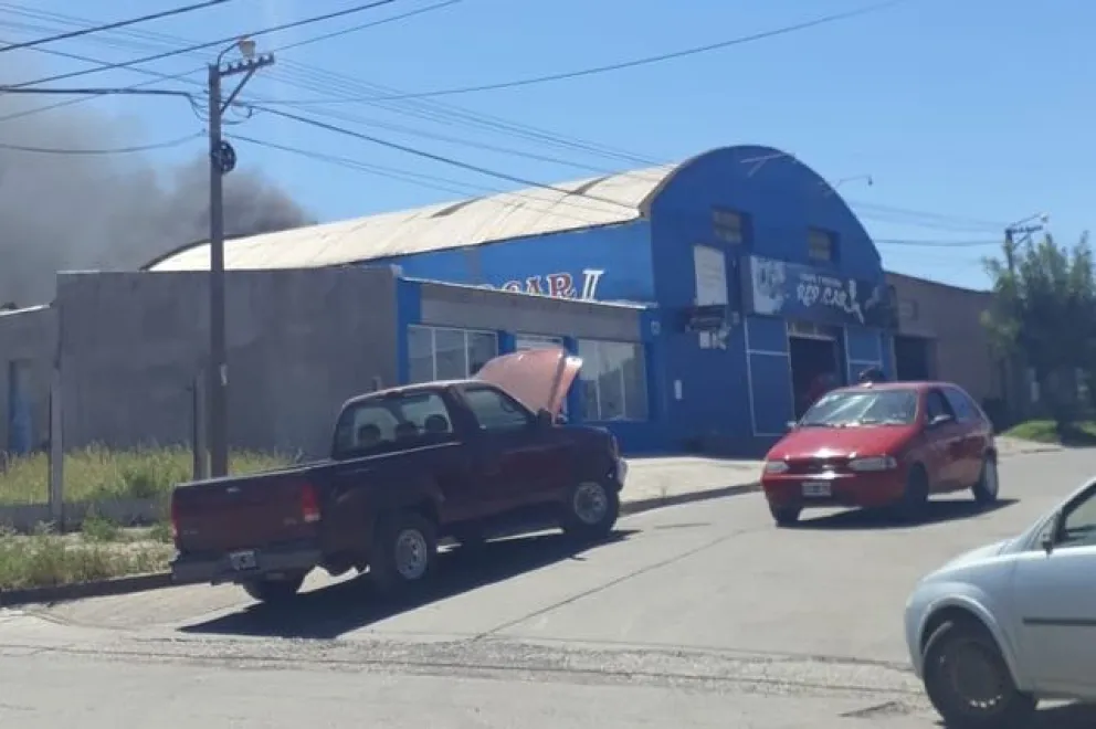 Voraz incendio en depósito de autopartes