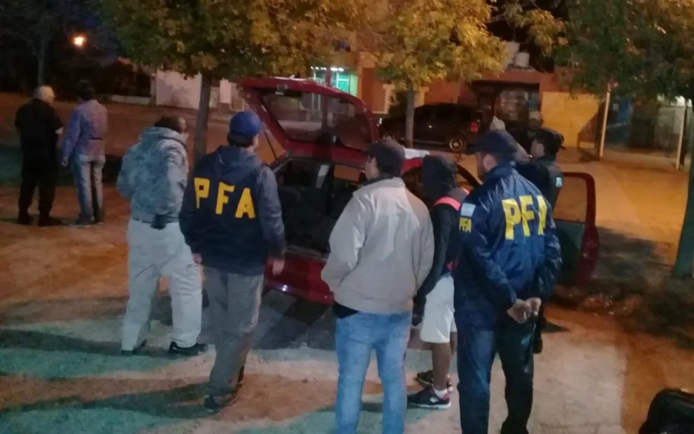 Detuvieron a dos hombres que se dedicaban al menudeo de drogas