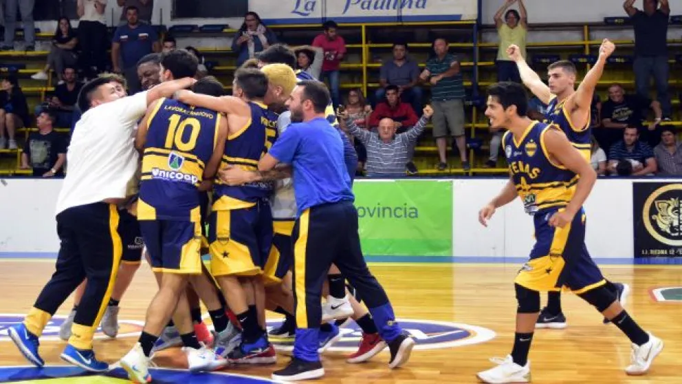 Atenas quebró la mala racha y lo ganó en la última bola
