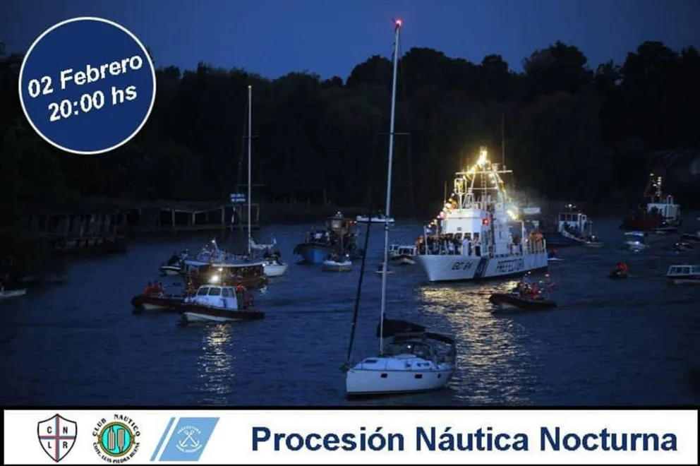 Procesión nocturna en el río