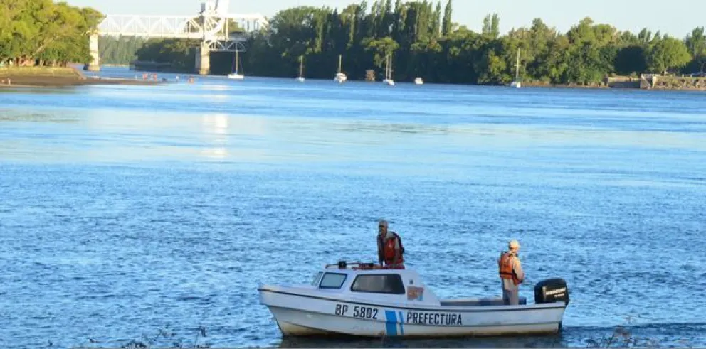 Buscan desesperadamente a un joven en el río