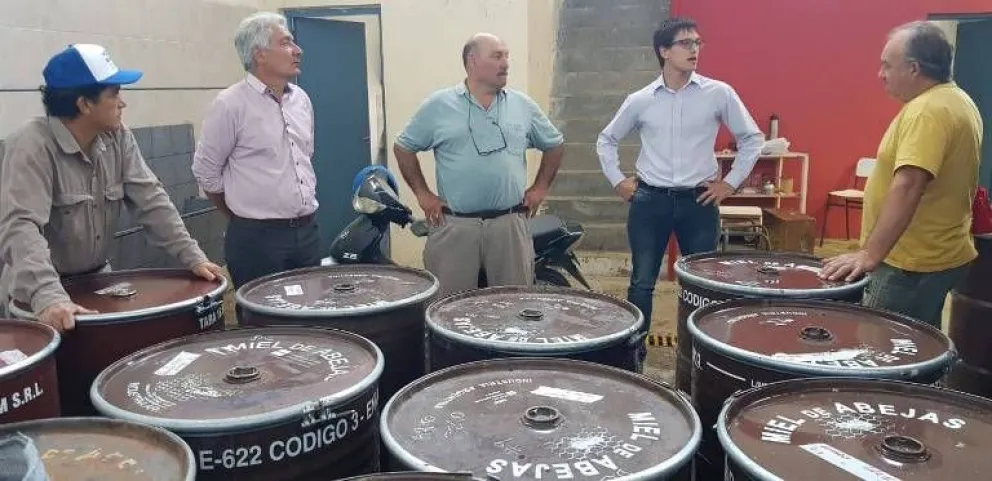 Zara visitó la sala de extracción de miel de Patagones