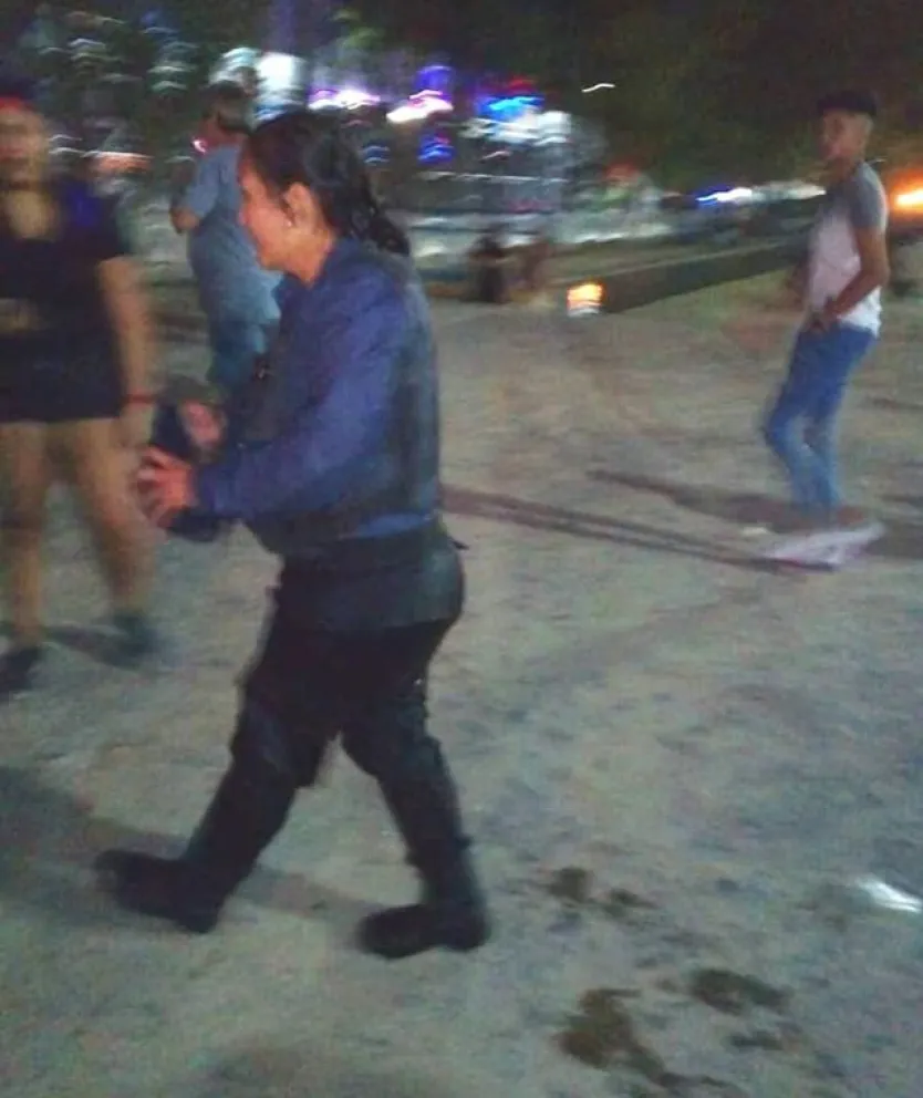 Policías salvan a una niña durante la Fiesta de la Manzana