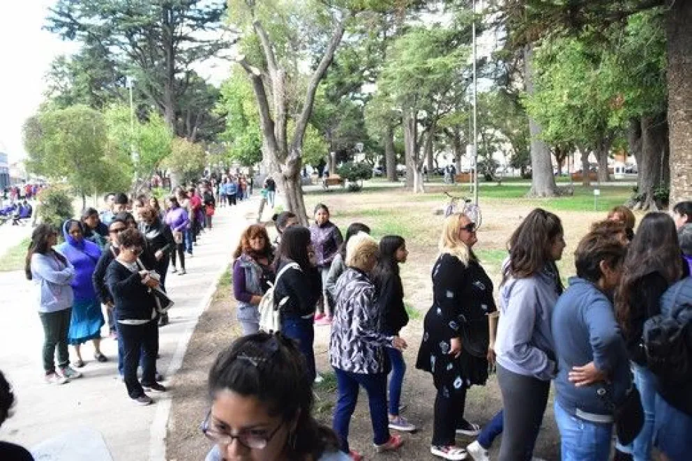 Largas colas por la nueva tarjeta para el colectivo