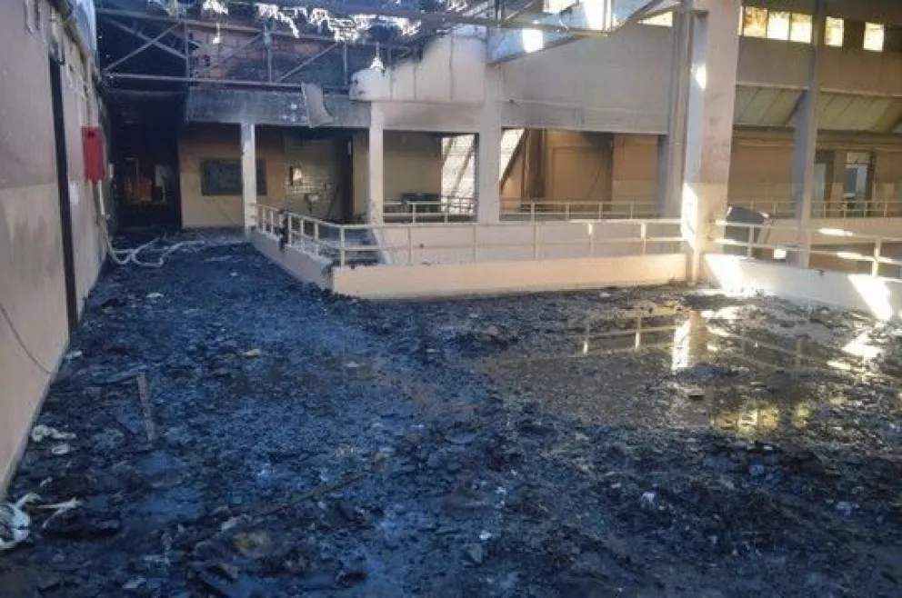 Incendio en colegio de Roca: allanamiento en las casas de los menores
