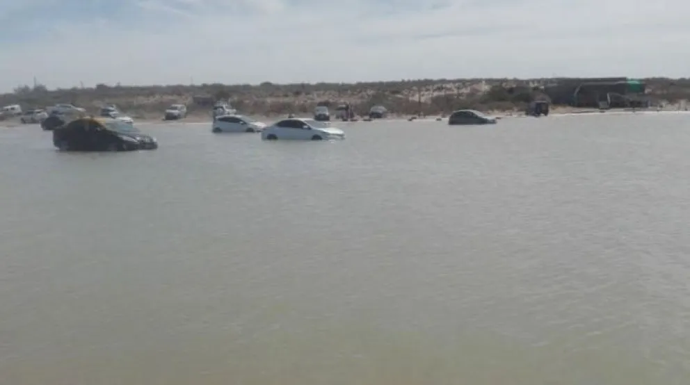 Decenas de autos arruinados por la subida del mar en Las Grutas