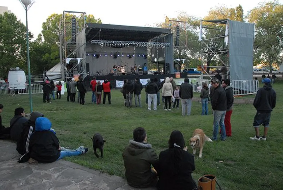 Teatro, muestra itinerante y jazz en la Costanera de Viedma