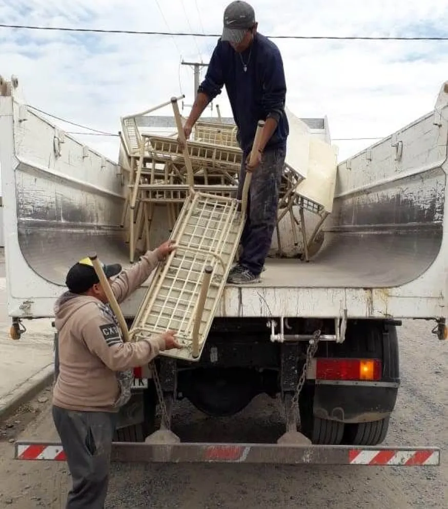 El Consejo Escolar hizo entrega de nuevo mobiliario