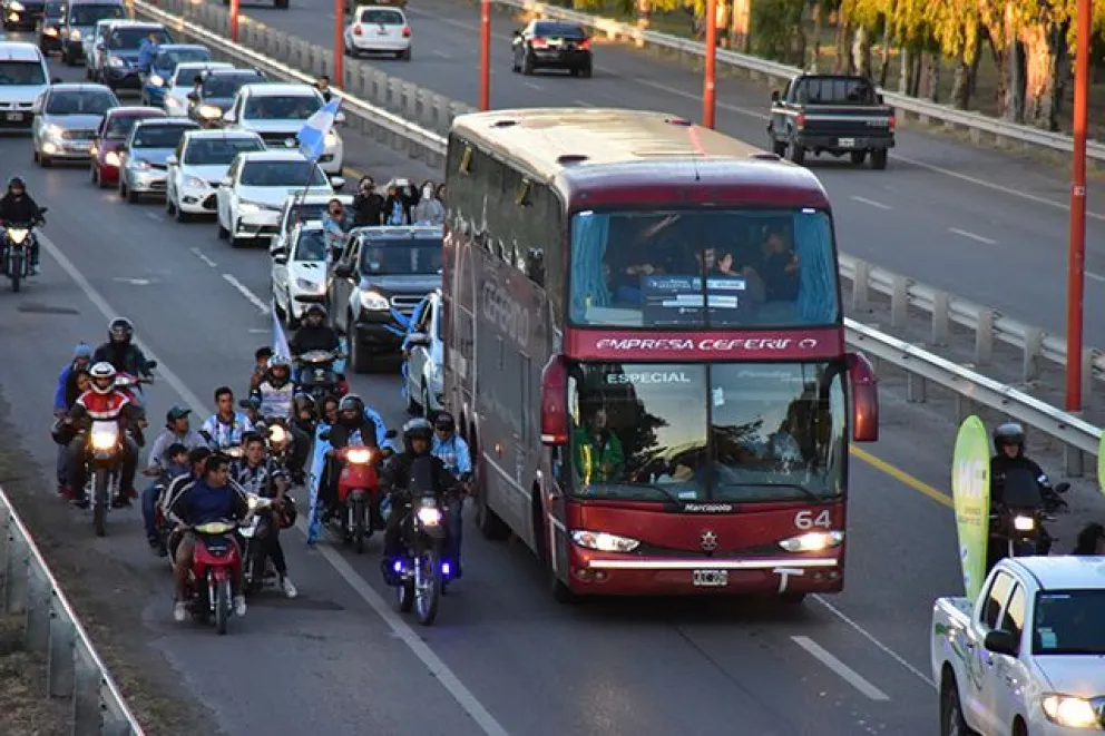 Hubo un caravanazo en Viedma por la proeza albiceleste