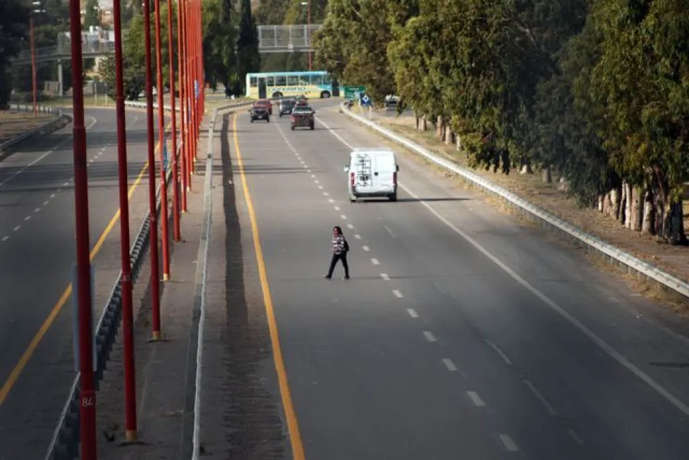 Cruzan la ruta evitando usar los puentes: un riesgo innecesario