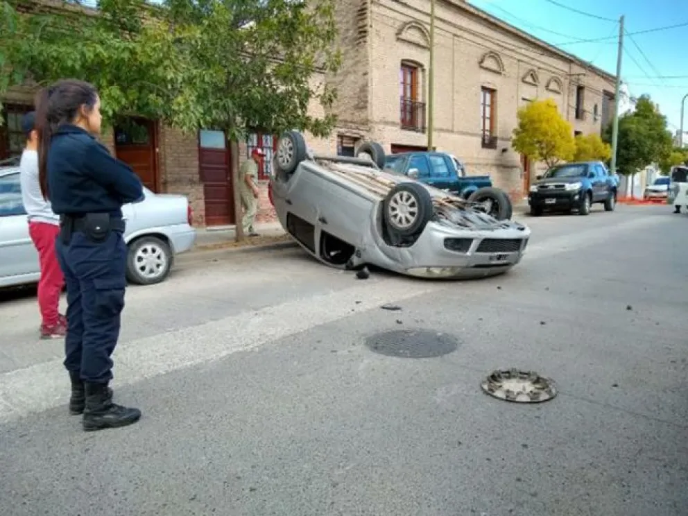 Se produjo un vuelco en pleno centro de Patagones