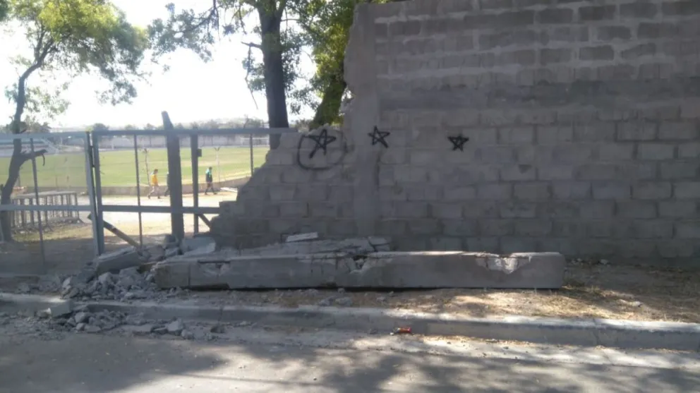 Un camión chocó contra un paredón de Deportivo Patagones