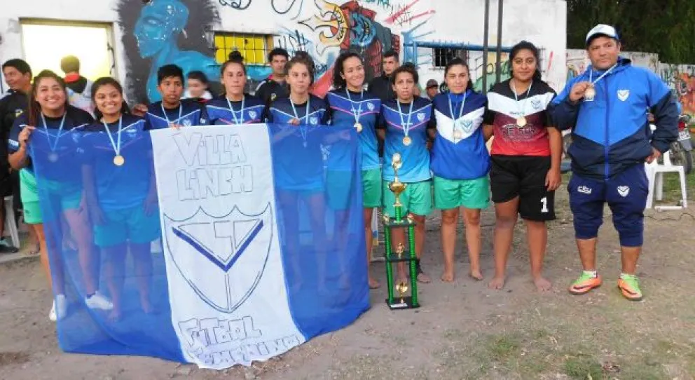 Villa Linch y Barrio Parque ganaron el torneo de beach fútbol