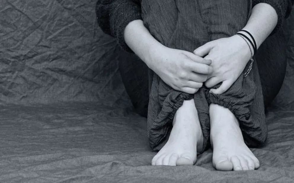Sancionan a un padre afín por obligar a una niña a hacer flexiones en el gimnasio