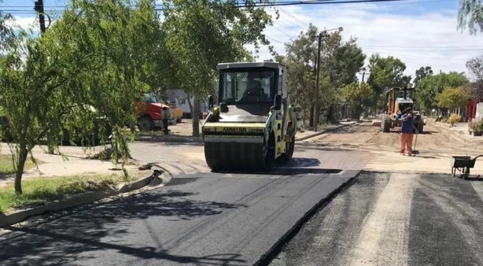 Avanza el asfalto en el barrio Las Flores