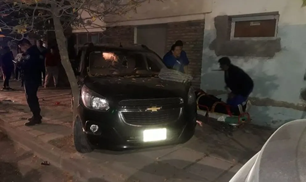 Un conductor se desvaneció, chocó contra un auto y terminó sobre una vereda