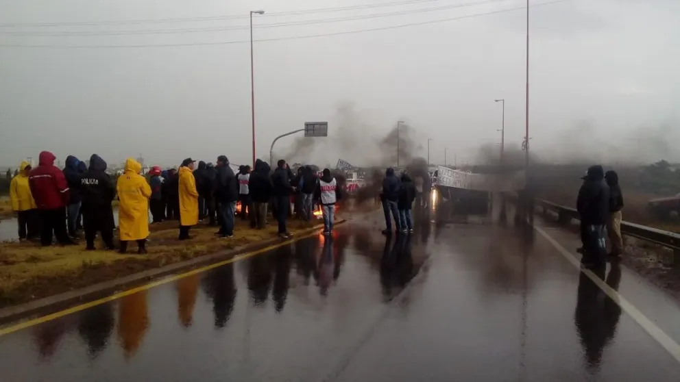 Obreros de SITRAIC cortan el Puente Nuevo