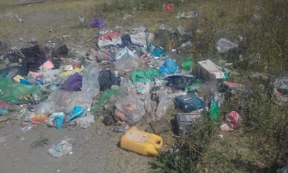 Vecinos del barrio Luján enojados por acumulación de residuos
