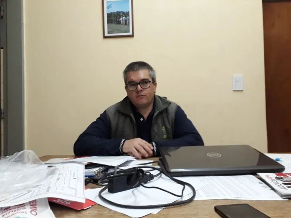 Abrazo simbólico en reclamo de la obra de gas